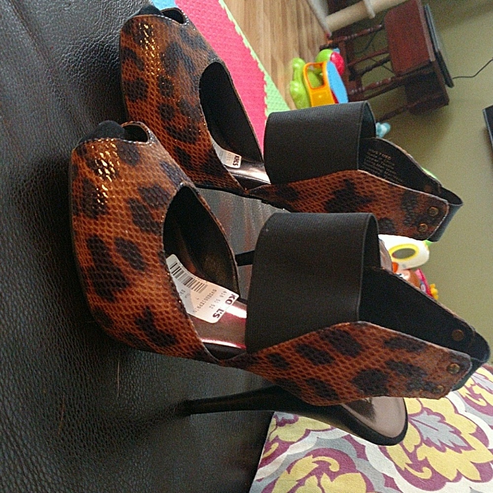 Simply Vera Wang Leopard Heels